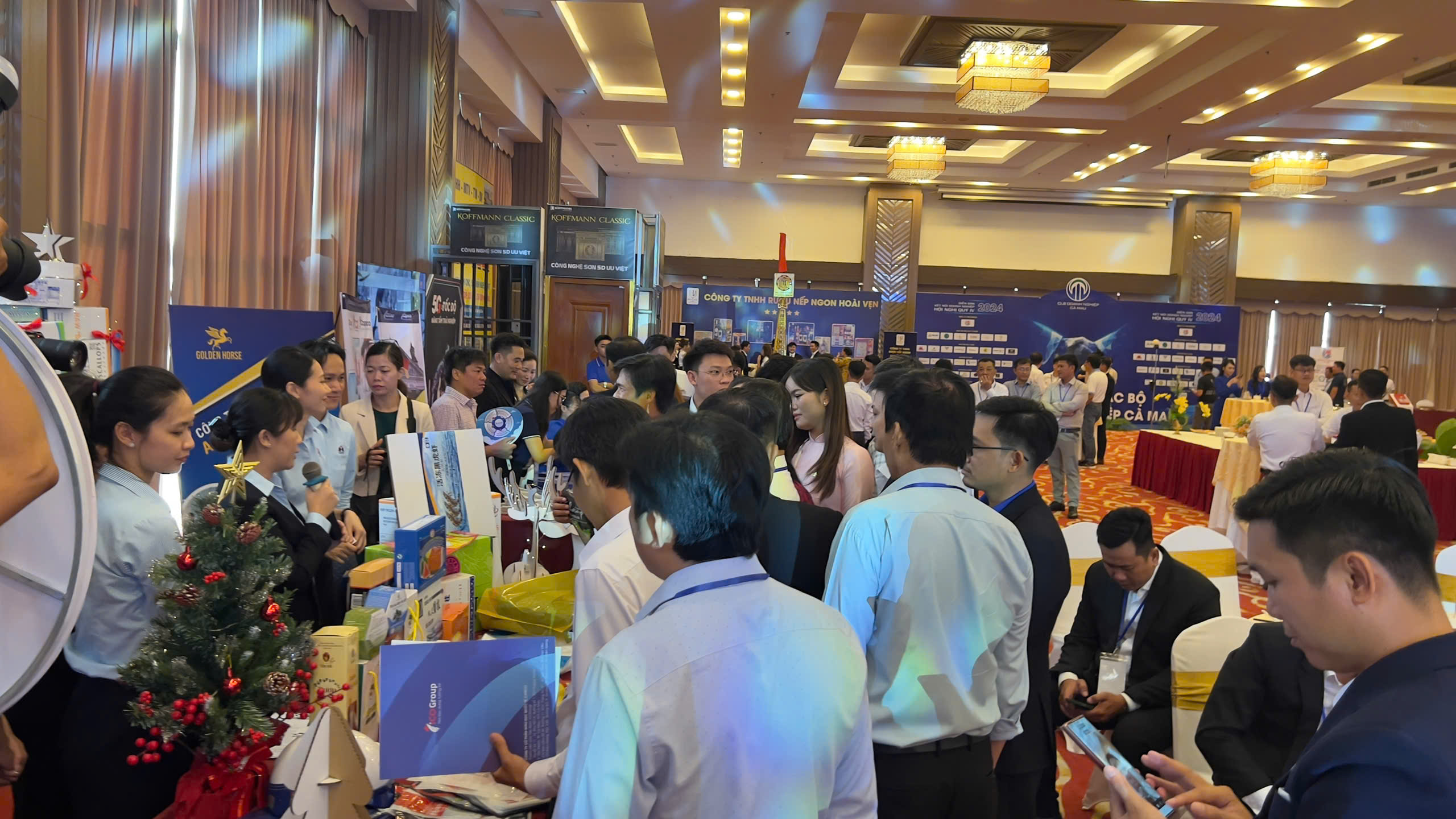 Phiên thảo luận giữa các diễn giả tại Diễn đàn Kết nối Doanh nghiệp