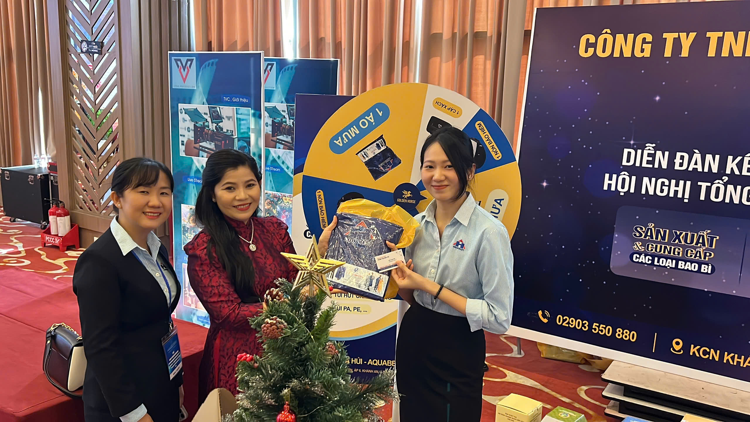 Chương trình tặng quà lưu niệm cho các DN tại hội nghị