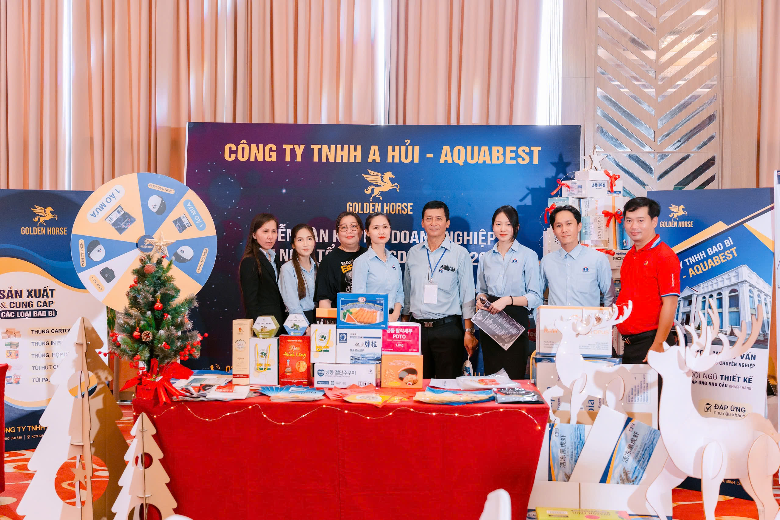 Đoàn đại diện Công ty TNHH A Hủi – Aquabest chụp ảnh lưu niệm với các DN